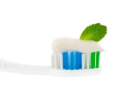 Természetes fluoridmentes fogkrémek és hagyományos fogkrémek összehasonlítása