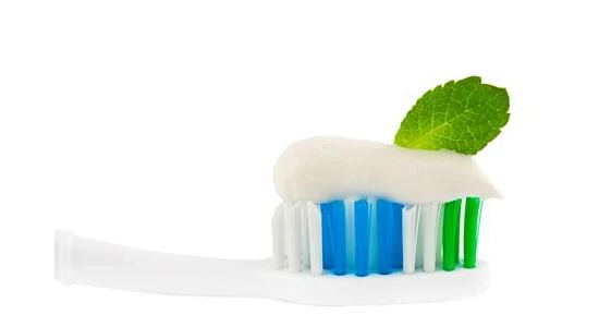Természetes fluoridmentes fogkrémek és hagyományos fogkrémek összehasonlítása