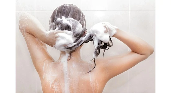 A zsíros haj megértése: okok, tünetek és a samponos kezelés