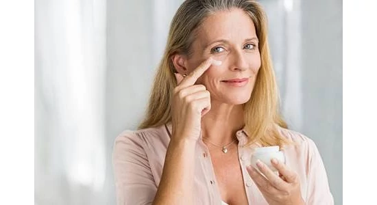 Az arc öregedésének megértése: Természetes összetevők a ránctalanító krémekben